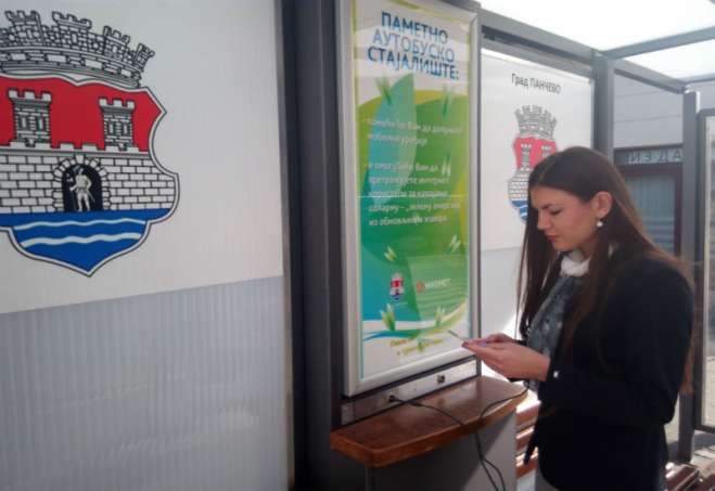 Katarina Banjai, članica Gradskog veća za zaštitu životne sredine i održivi razvoj demonstrira punjenje mobilnog telefona na autobuskom stajalištu