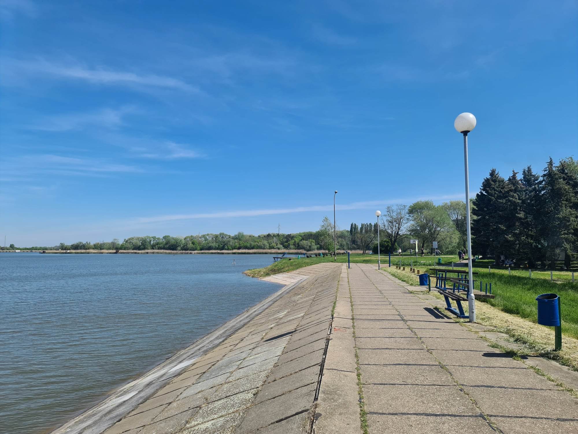 uredjeno setaliste pored backotopolskog jezera