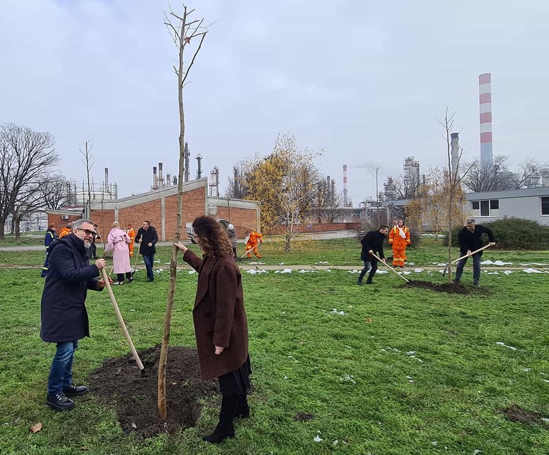 predstavnici NIS Ministarstva i Grada Pančeva sadili drveće u Rafineriji