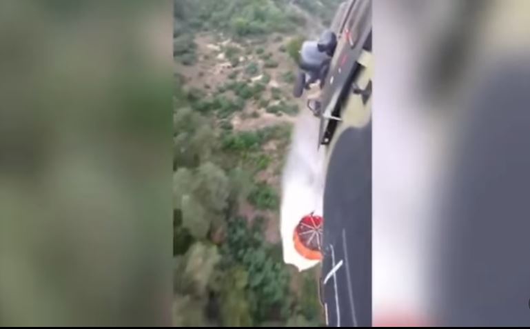 sipanje vode u pescari iz helikoptera