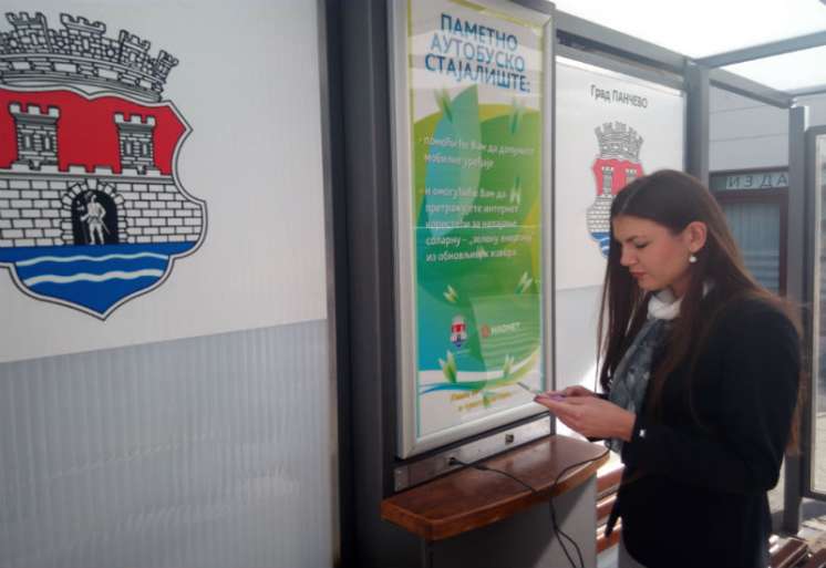 Katarina Banjai, članica Gradskog veća za zaštitu životne sredine i održivi razvoj demonstrira punjenje mobilnog telefona na autobuskom stajalištu