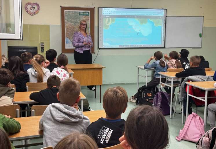 Kroz interaktivne zadatke i simbolične gestove, učenici su tokom radionice upoznavali komunikaciju među biljkama, značaj biodiverziteta, načine štednje prirodnih resursa i važnost reciklaže za budućnost naše planete