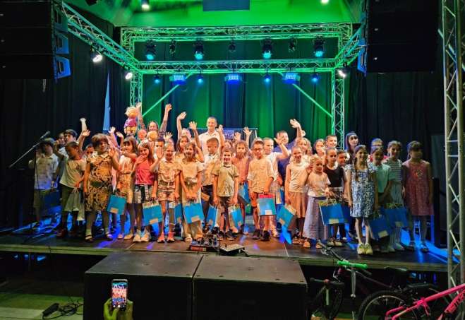 Predrag Stojadinov, zamenik gradonačelnika Pančeva je tom prilikom uručio nagrade i poklone učesnicima likovnog konkursa