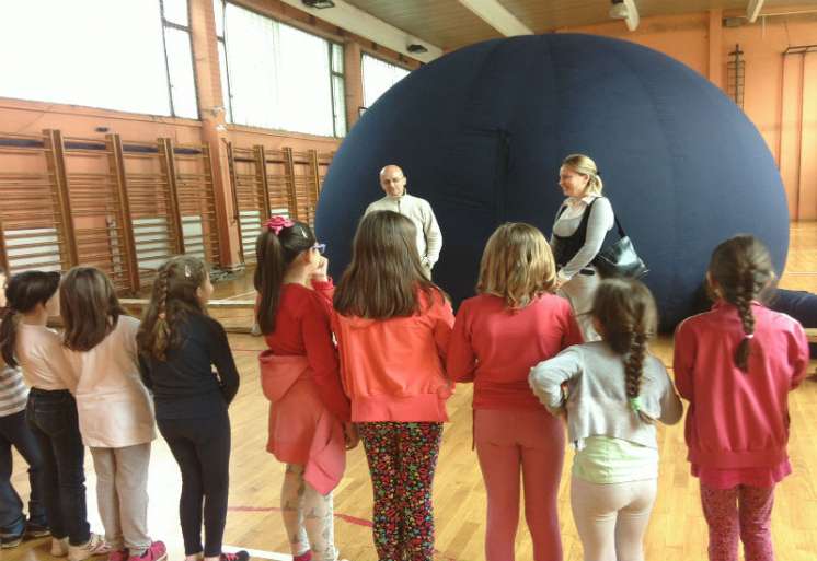 Kroz mobilni digitalni planetarijum je pro&scaron;lo oko 300 učenika O&Scaron; Isidora Sekulić u Pančevu