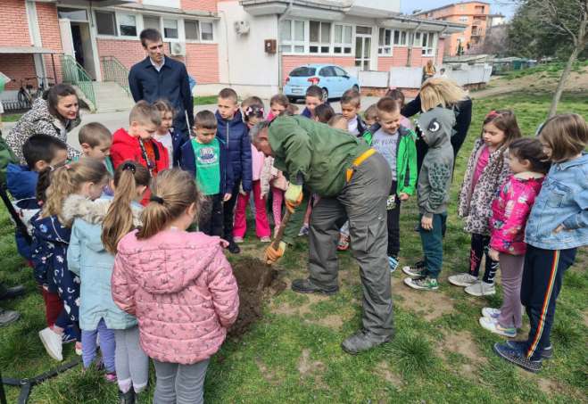 Predstavnici Šumskog gazdinstva "Banat" Pančevo u vrtiću „Pupoljak“ u naselju Sodara zasadili su sadnice hrasta u dvorištu vrtića sa decom