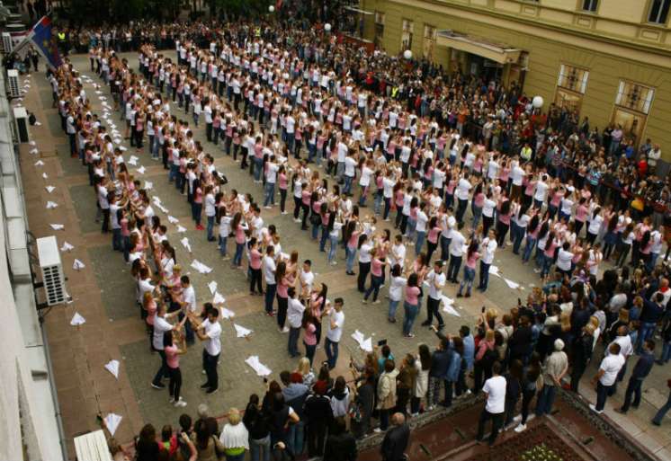 U Pančevu je danas ispraćena jo&scaron; jedna generacija maturanata i maturantkinja, uz deveti "Pančevački maturantski ples"