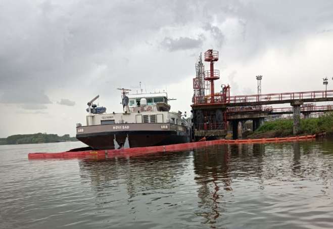 Utvrđeno je da se evro-dizel izlio u količini od 82 kubna metra, i da je izlivena nafta sakupljena u zaštitnoj barijeri oko barže