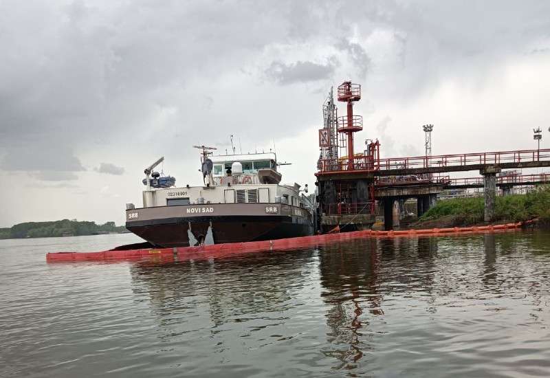 Utvrđeno je da se evro-dizel izlio u količini od 82 kubna metra, i da je izlivena nafta sakupljena u zaštitnoj barijeri oko barže