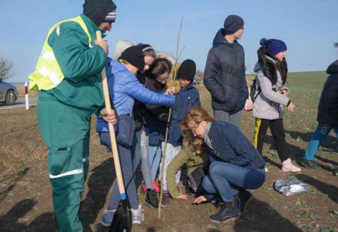 U akciji sadnje drveća učestvovala je i gradonačelnica Vršca Dragana Mitrović