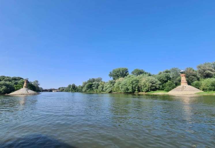 Pančevački svetionici, ili „vodene kapije grada“, kako ih još zovu, podignuti su 1909. godine u zlatno doba parobrodskog saobraćaja na Dunavu