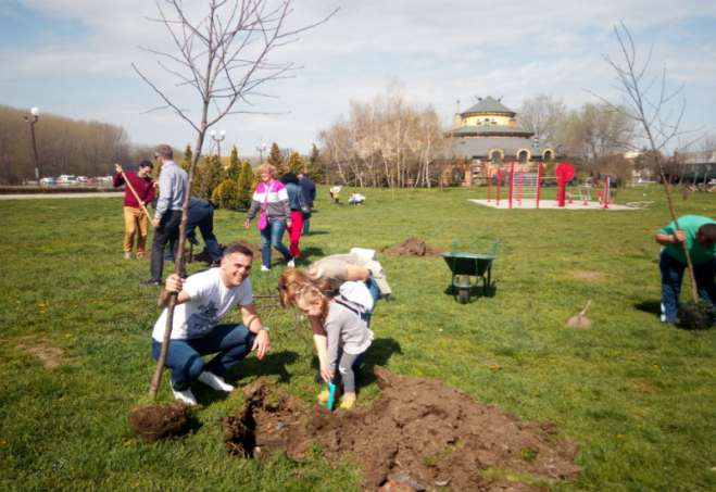 Članovi Rotari kluba Mihajlo Pupin na keju u Pančevu zasadili su javor i jarebiku u okviru globalne akcije ozelenjavanja planete 