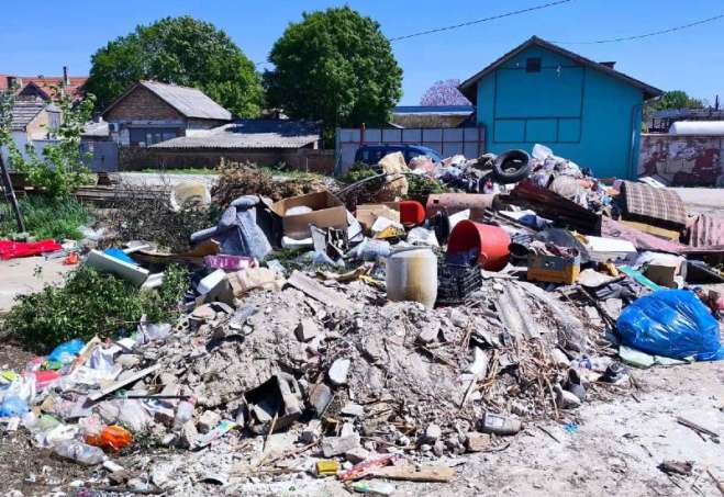 Čišćenje je trajalo tri dana – prvog je započeto, uz pomoć vozila s dizalicom, probijanje putanje do kontejnera, koji se nisu mogli prazniti zbog preprečenog prilaza kamionima