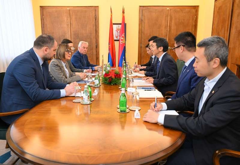 Realizacijom ove investicije - zavr&scaron;etkom izgradnje i pu&scaron;tanjem u rad vetroelektrane &bdquo;Vetrozelena&ldquo;, koja će biti instalisane snage od 300 MW, kako je poručeno, pristup zelenoj energiji dobiće 180.000 stanovnika