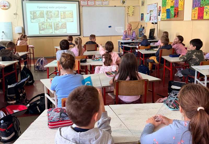 Prvaci su upoznali pet ilustrovanih likova iz prirode koja ih okružuje: pčelu, &scaron;afranjiku, subotičku lalu sa Subotičko-horgo&scaron;ke pe&scaron;čare, palićkog galeba i slepo kuče