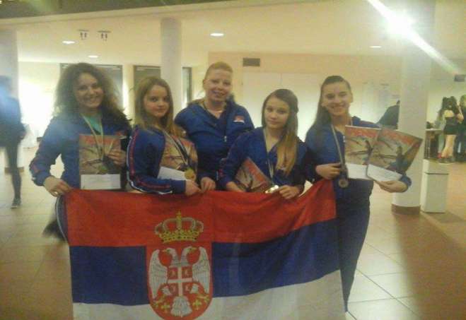 S desna na levo: Zorana Urkom, Vanesa Marko, Vladislava Vojvodić, Anđela Petraš, Sara Pavlovski