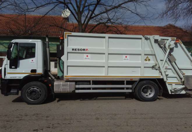 Vlada Japana donirala je oko 86.000 evra, kojim je JKP "Omoljica" nabavila kamion za odvoženje smeća, kontejnere i kante.