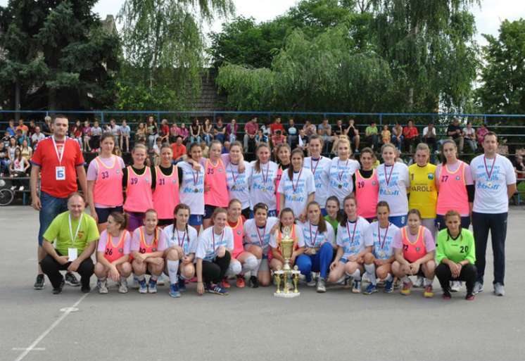 etiri rukometa&scaron;ice ŽRK &bdquo;Dolova&rdquo; nastupile su u subotu 11. juna za reprezantaciju Druge rukometne lige Srbije na revijalnoj utakmici protiv pobednika lige, ekipe &bdquo;Mladosti&rdquo; iz Srpske Crnje