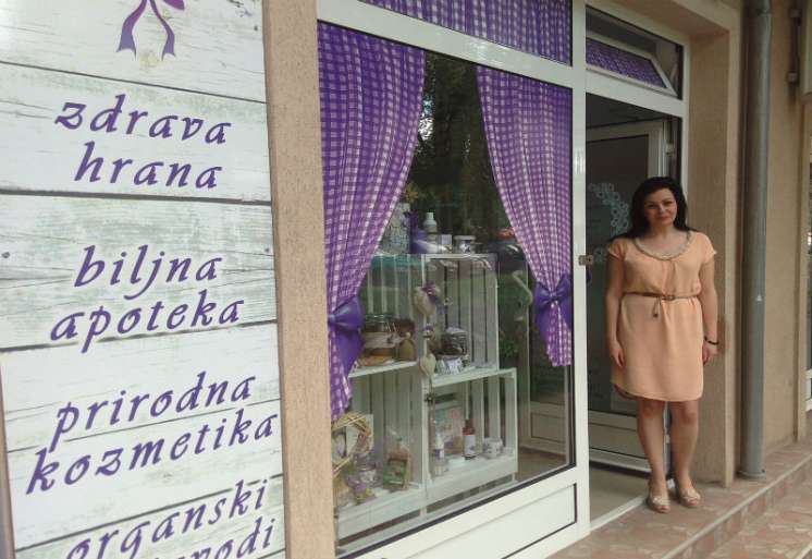 Prodavnica &ldquo;Lavanda i Lan&rdquo; je u Ulici Milo&scaron;a Obrenovića 5a, Pančevo, a radi od 8 do 20 sati radnim danima i subotom od 8 do 15 sati