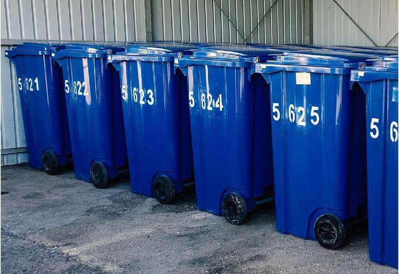Plave kante, zapremine 240 litara, sa nalepnicama za pravilno izdvajanje vrsta ambalažnog otpada, biće podeljene u delu grada koji dosad nije obuhvaćen