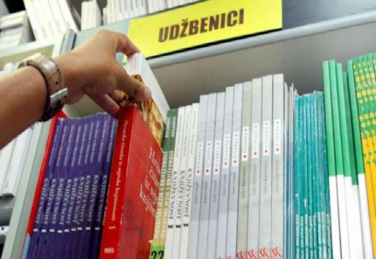 Od nove &scaron;kolske godine sve besplatne udžbenike će pored osnovaca iz materijalno ugroženih porodica, dobiti i učenici iz srednjih &scaron;kola kroz besplatne priručnike