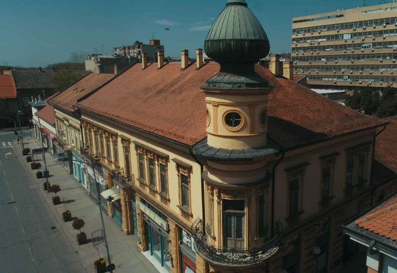 Ova zgrada se nalazi u Ulici Vojvode Petra Bojovića, u samom centru grada