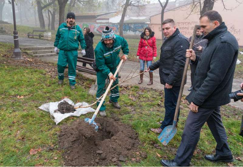Sadnja drveća u Plankovoj ba&scaron;ti u Zrenjaninu