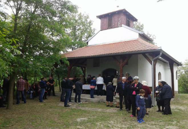 I ove godine 12. maja u hramu Svetog Vasilija Ostroškom održana prepodnevna molitva uz prisustvo desetak sveštenika i stotinak vernika 
