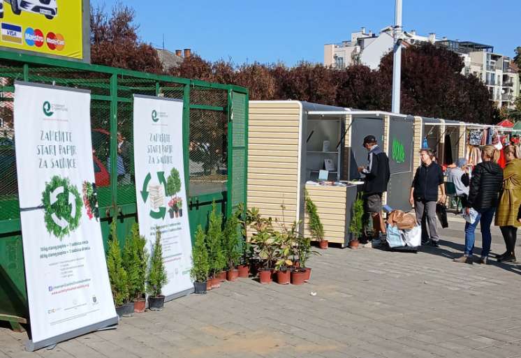 Svi koji donesu 10 kg starog papira dobiće sadnicu cveća, a oni koji donesu 60 kg starog papira dobijaju sadnicu drveća (tuje)