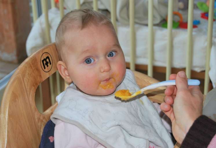 Obratite pažnju na to da su manjoj deci potrebni mali, a česti obroci. Bebe se, na primer, brzo zasite.