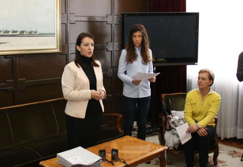 Uručujući ugovore predstavnicima sportskih organizacija, Pokrajinska sekretarka za sport i omladinu, Marinika Tepić istakla je da je, iako je ove godine manji budžet za sve konkurse u oblasti sporta, nepravedno da u olimpijskoj godini izostane podr&scaron;ka ove vrste