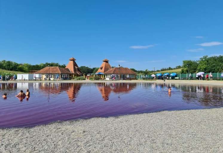 Specifičnost Pačir Banje je termomineralna voda ružičasto–ljubičaste boje, koja je postala prepoznatljiv vizuelni simbol ovog mesta