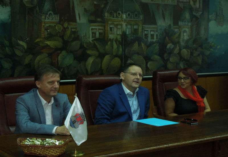 Nagrađenim osnovcima i srednjo&scaron;kolcima i njihovim roditeljima obratili su se gradonačelnik Pančeva Sa&scaron;a Pavlov i član Gradskog veća zadužen za područje rada, zapo&scaron;ljavanja i socijalne politike Milenko Čučković