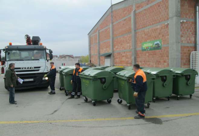 U poslednja tri dana radnici pogona JKP ,,Higijena” u gradu su postavili 170 novih kontejnera - 80 metalnih i 90 plastičnih zapremine 1,1 kubika