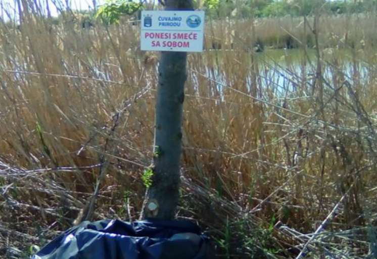 Postavljeno je 9 držača za džakove sa praznim džakovima i okačene su table s ekološkim porukama