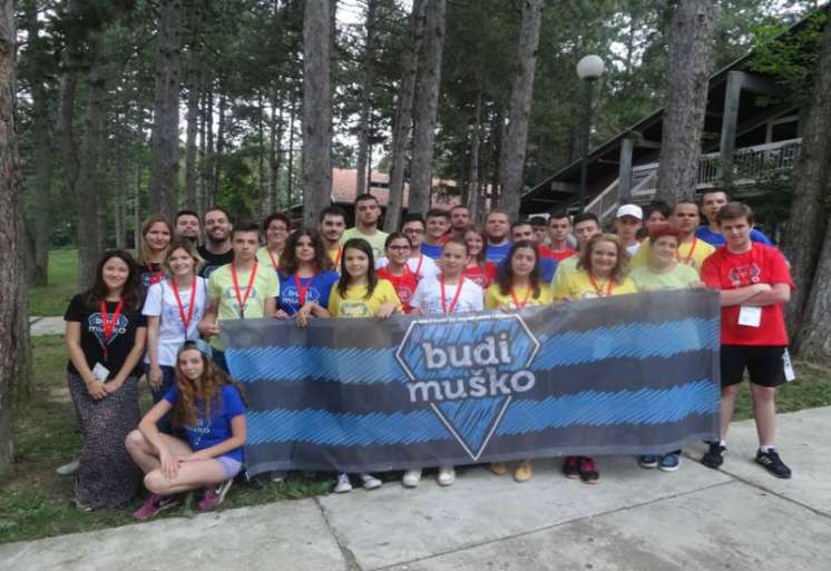 Kamp je okupio 28 mladih iz 13 gradova Srbije koji se bave promocijom nenasilja i rodne ravnopravnosti u svojim lokalnim sredinama