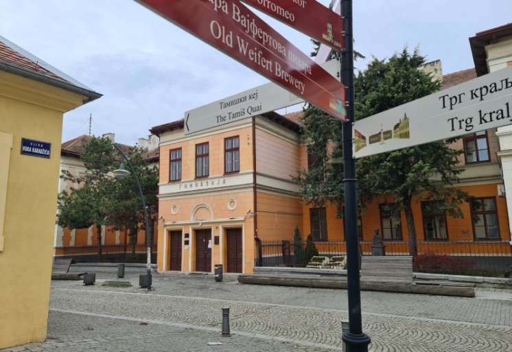 Na prostoru nekadašnje tvrđave danas je izgrađen blok zgrada među kojima su posebno značajne zgrada Gimnazije „Uroš Predić“ i rimokatolička crkva Župa svetog Karla Boromejskog, a od 2012. godine nosi naziv Gimnazijski trg