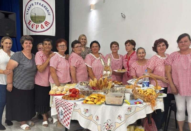 Udruženje žena &bdquo;Jasenovčanke&ldquo; organizovalo je na plaži Gat u Jasenovu takmičenje za najbolju banatsku pogaču