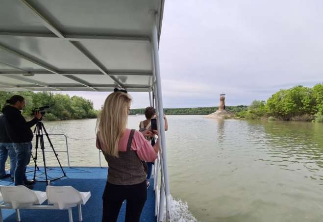 Tokom plovidbe katamaranom novinari su mogli da vide i svetionike i mesto gde se Tamiš uliva u Dunav