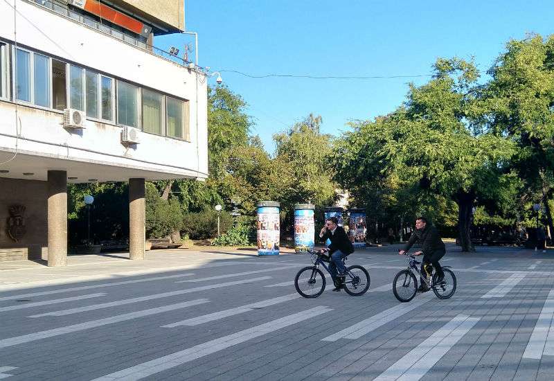 Nemanja Rotar, član gradskog veća i Predrag Živković, zamenik gradonačelnika Pančeva na posao su došli biciklom
