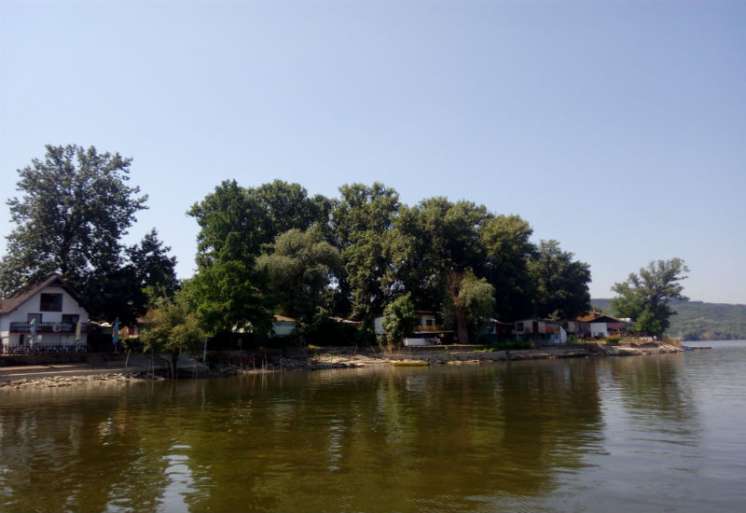 Do rečne ade &bdquo;Bela stena&ldquo; na sred Dunava, sa pe&scaron;čanom plažom, nekoliko restorana i blizu tri stotine vikendica, stiže se samo čamcima