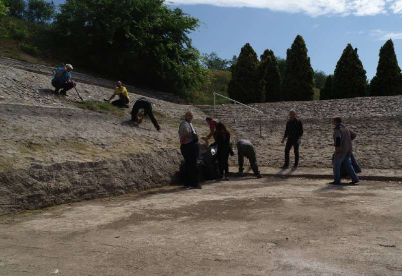 Veliki broj me&scaron;tana Kačareva uključio se u akciju uređenja ve&scaron;tačkog jezera
