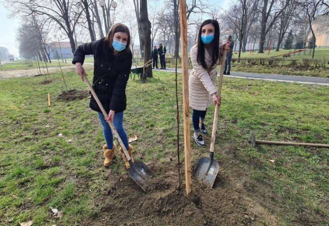 Katarina Banjai i Ivana Rosić zasadile su svoje drvo trešnje u Vojlovici