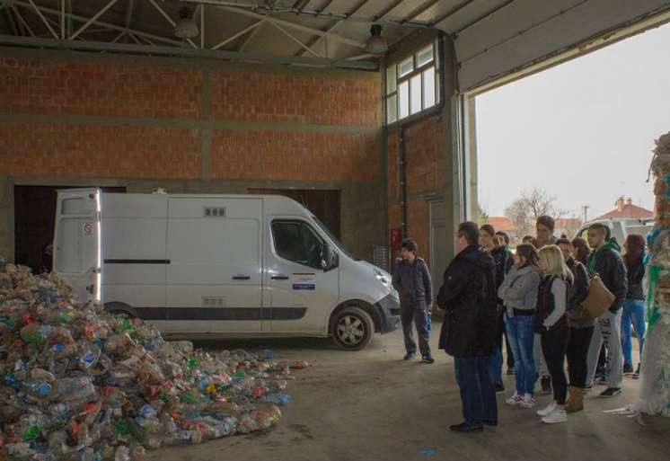 Učenici prvog, trećeg i četvrtog razreda srednje Tehničke škole “23. maj“ Pančevo su posetili Centar za sakupljanje i selektovanje reciklabilnih materijala JKP “Higijena“
